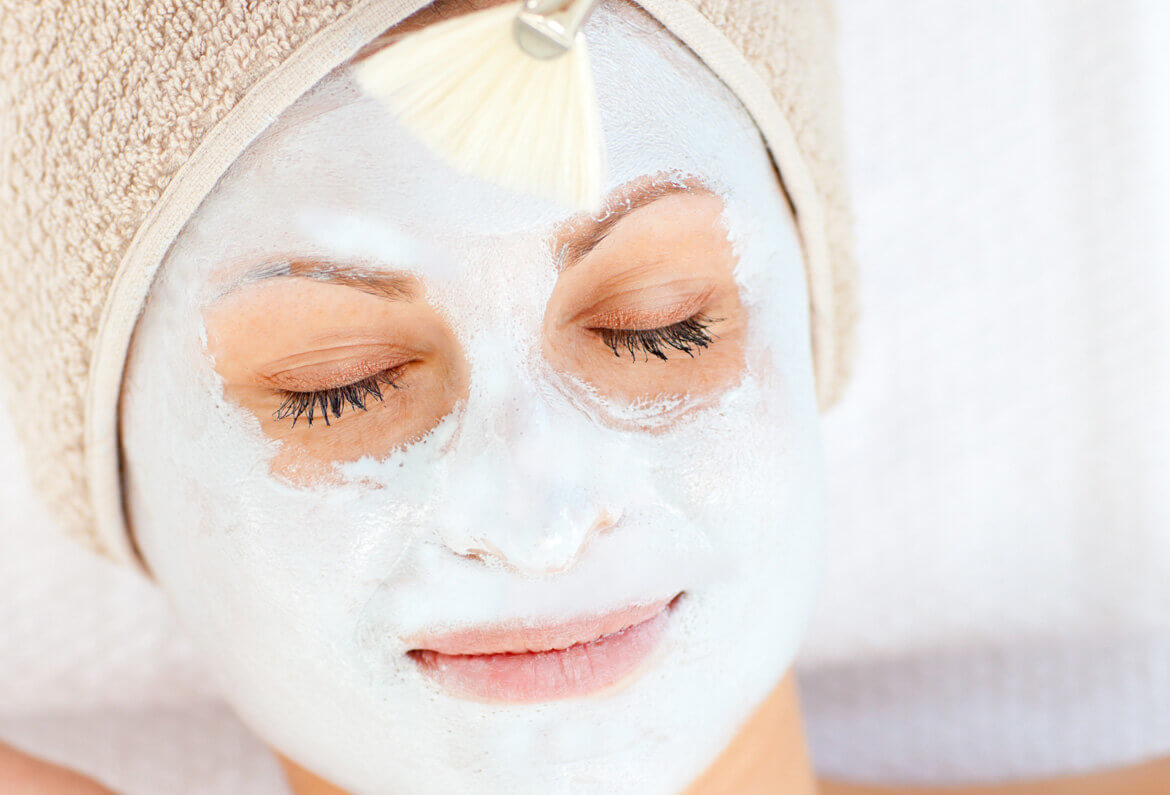 Brightening face mask apply